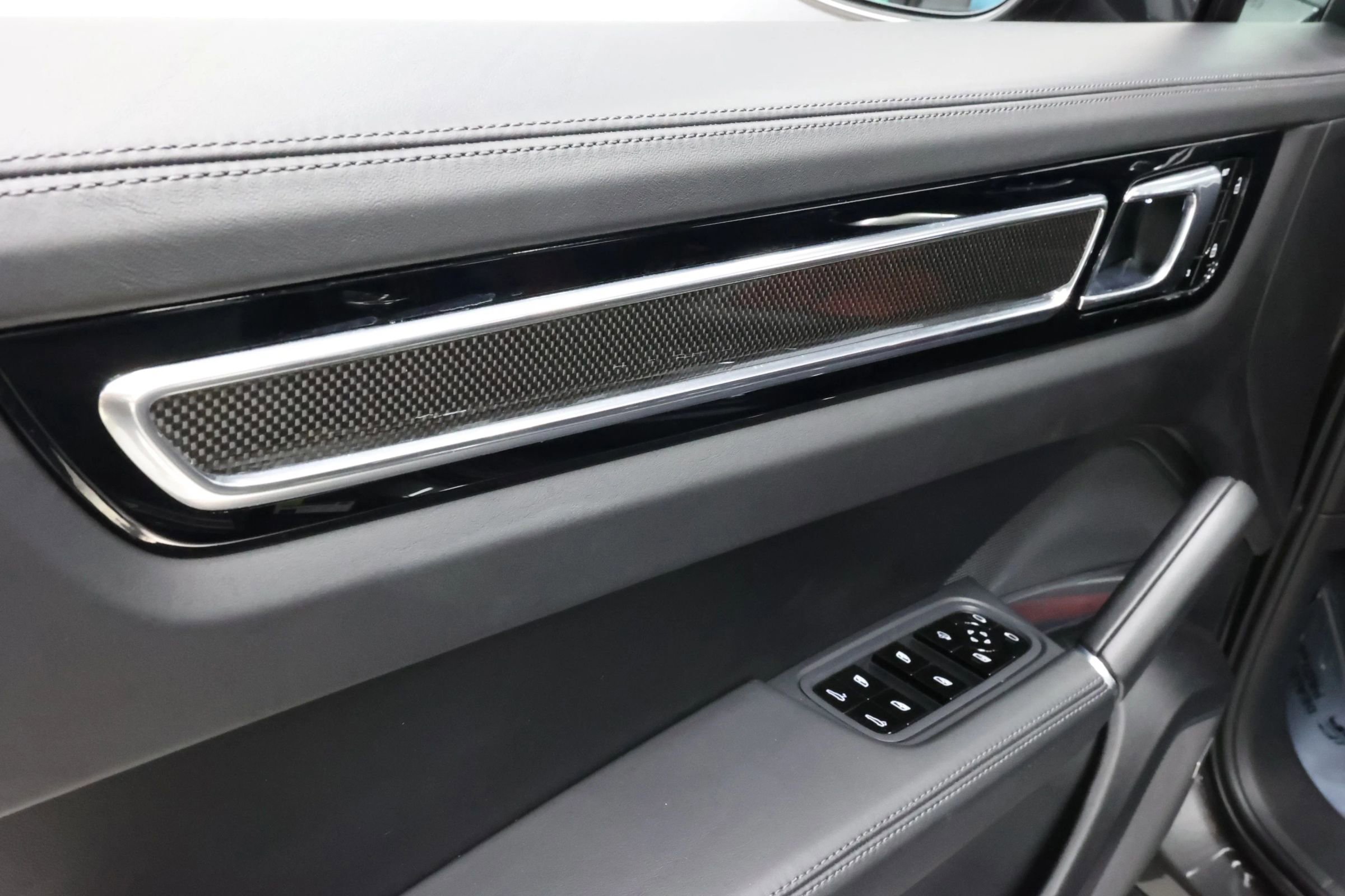 Used 2020 Porsche Cayenne Turbo image 12