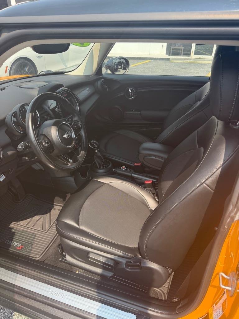 Used 2018 MINI Cooper 2-Door Hardtop w/ Cold Weather Package FWD image 8