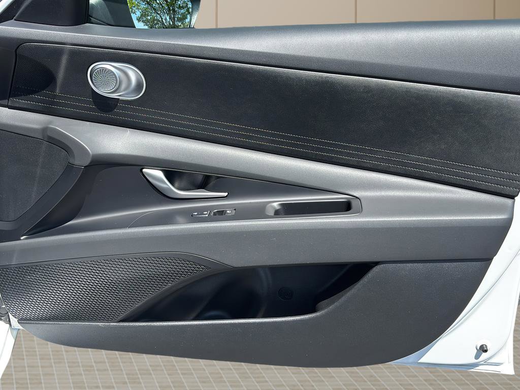 Used 2025 Hyundai Elantra SE FWD image 33