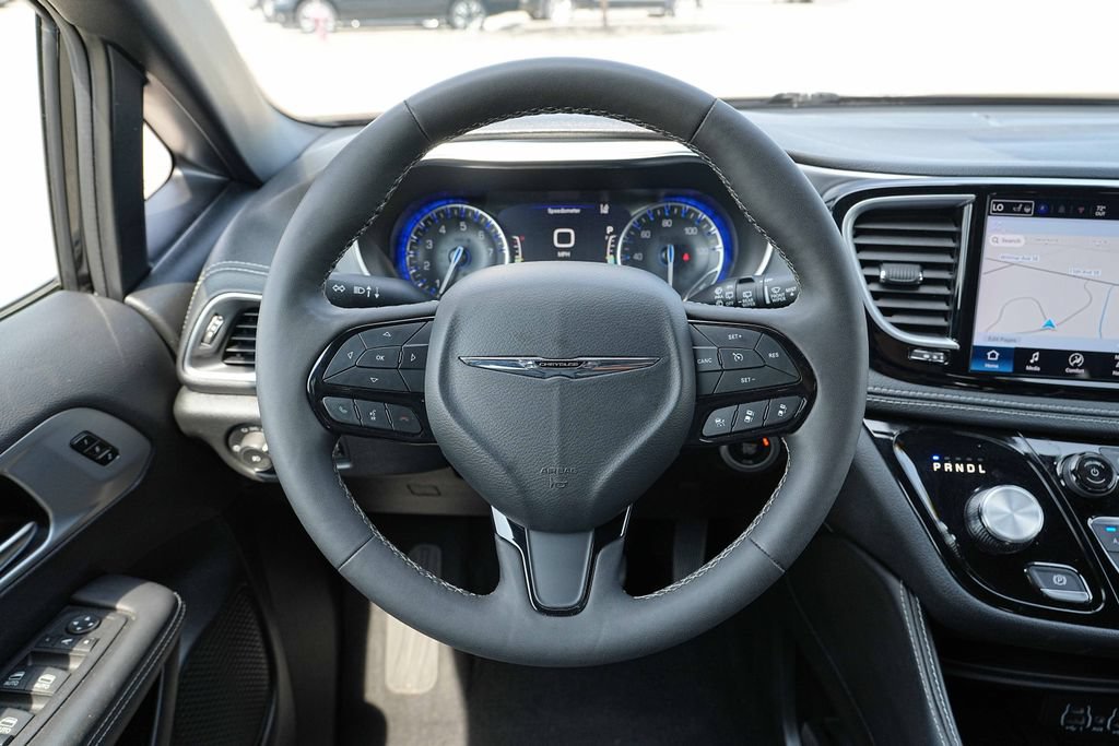 Used 2025 Chrysler Pacifica Limited FWD image 32