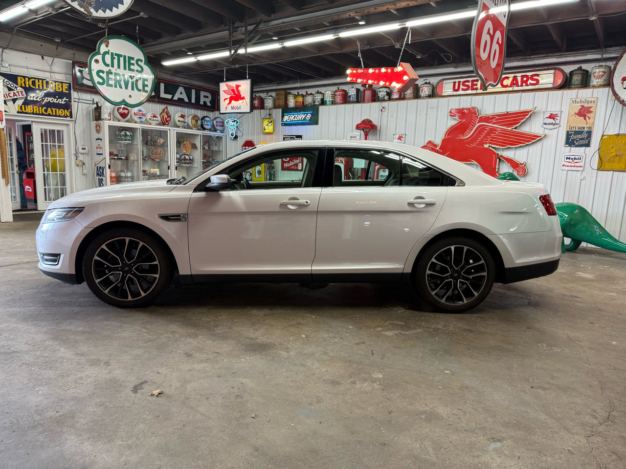 Used 2018 Ford Taurus SEL w/ Equipment Group 201A image 2