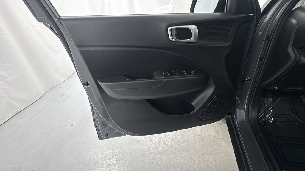 Used 2025 Hyundai Venue SEL image 18