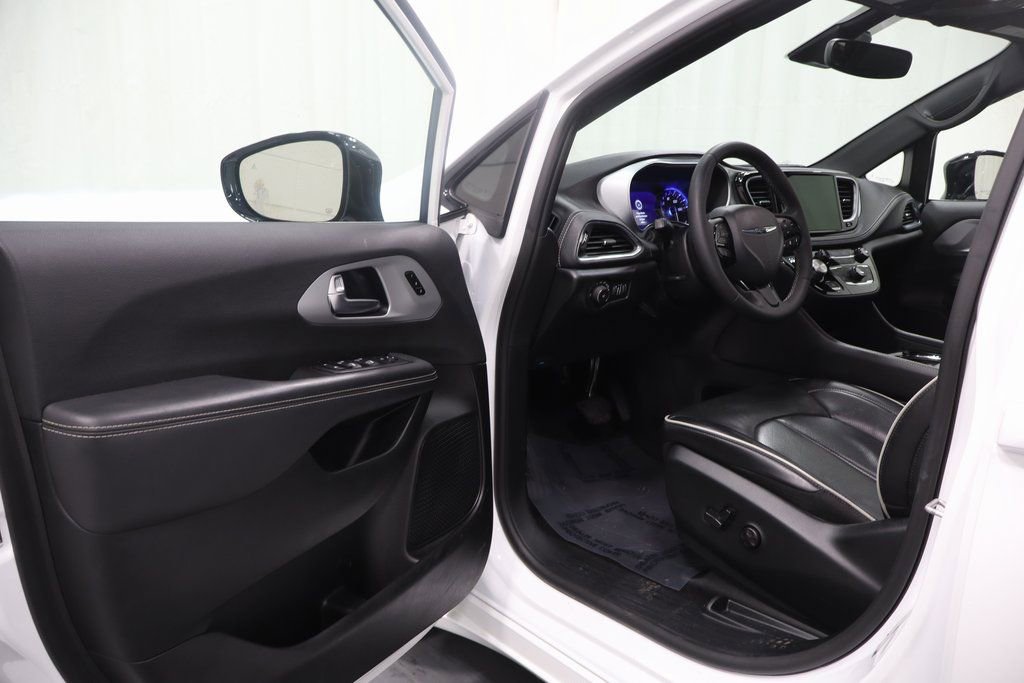Used 2025 Chrysler Pacifica Limited image 10