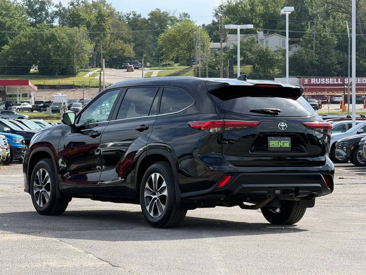 Used 2024 Toyota Highlander XLE AWD/4WD image 2