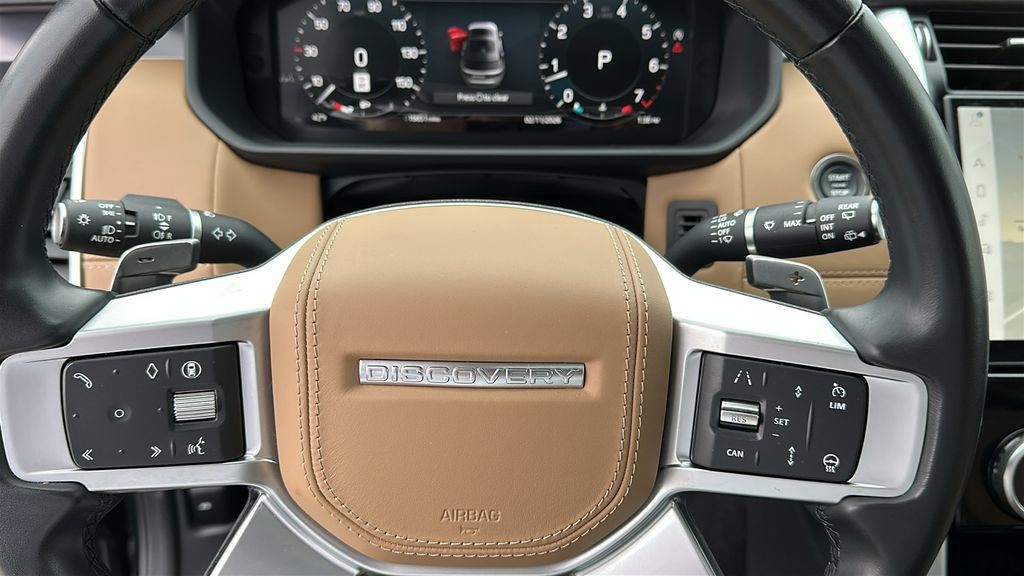 Certified 2025 Land Rover Discovery Metropolitan Edition image 12