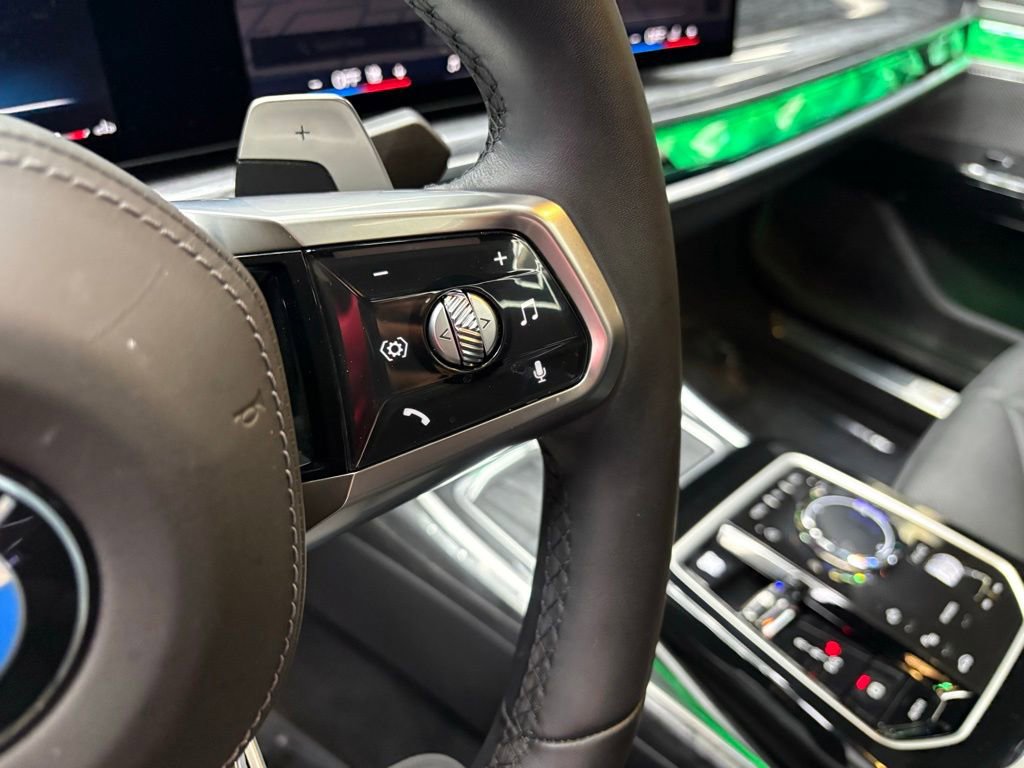 Used 2025 BMW 740i w/ Premium Package RWD image 29