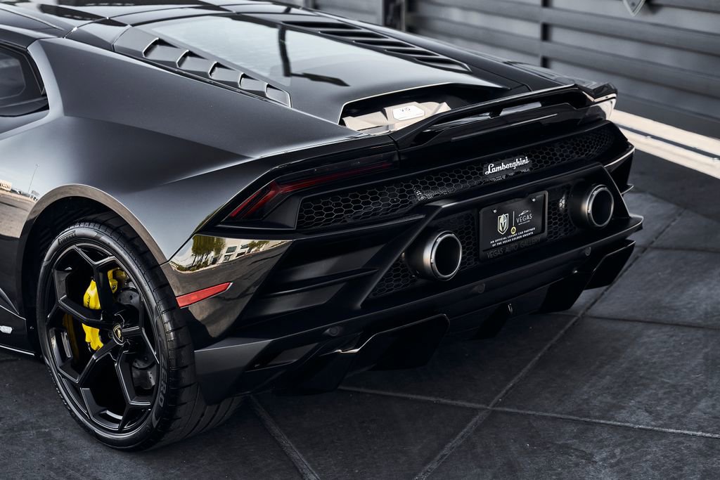 Used 2021 Lamborghini Huracan EVO image 9