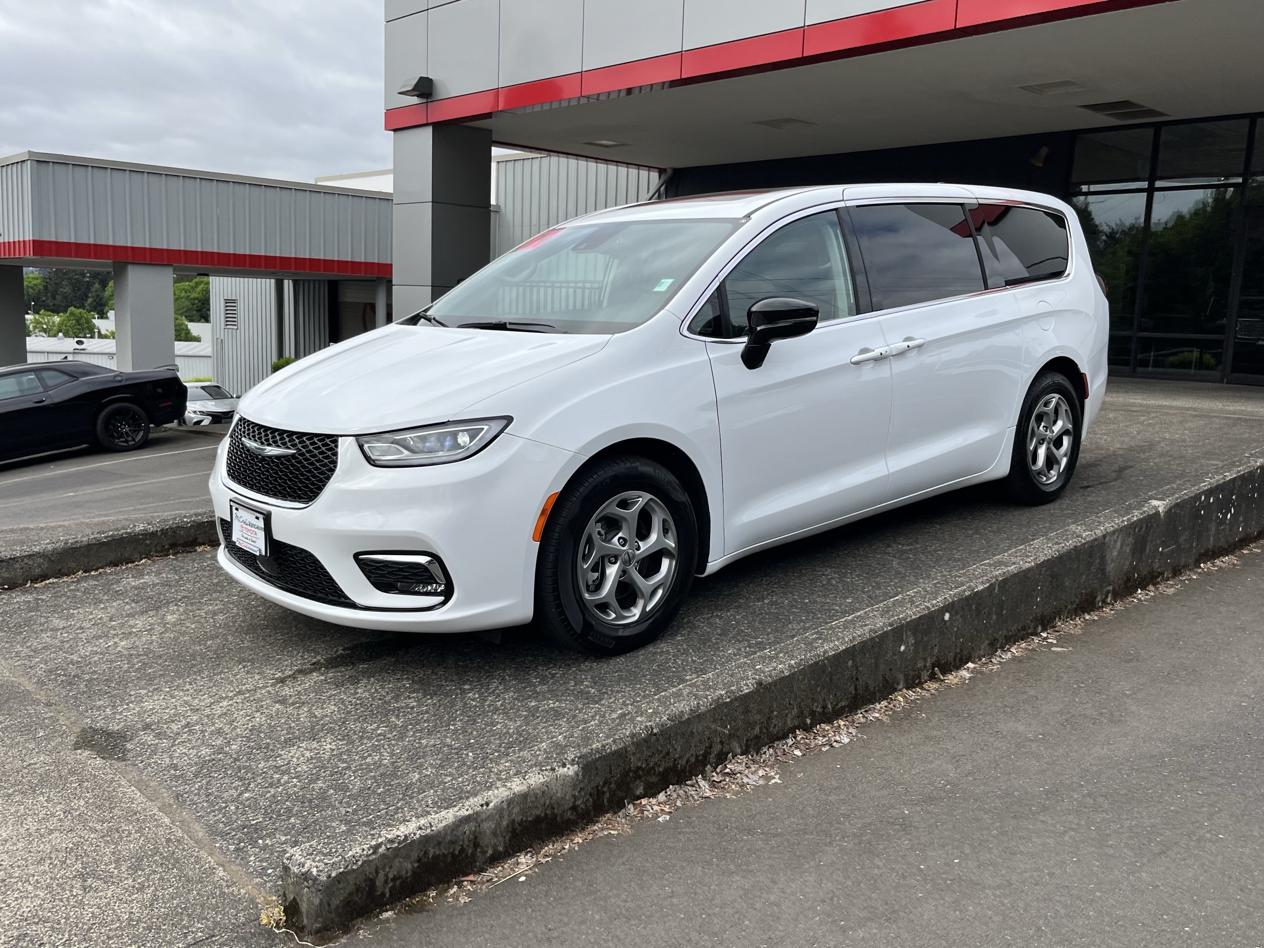 Used 2024 Chrysler Pacifica Limited FWD image 4