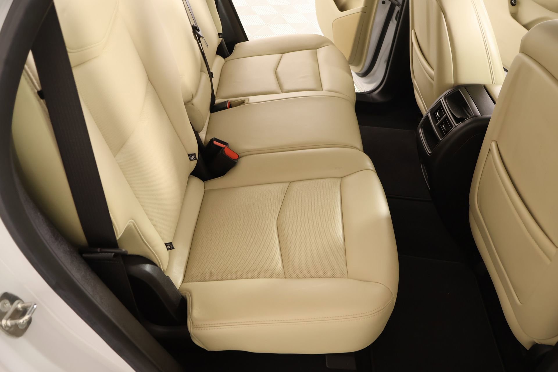 Used 2018 Cadillac XT5 Luxury w/ Driver Awareness Package image 15