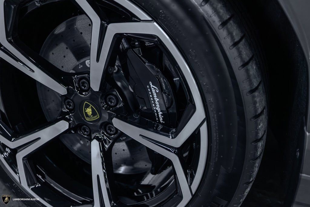 Used 2025 Lamborghini Urus SE AWD/4WD image 7