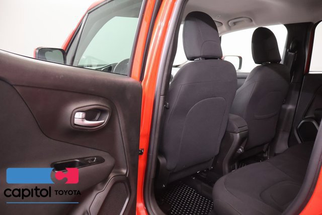 Used 2020 Jeep Renegade Latitude w/ Cold Weather Group FWD image 28