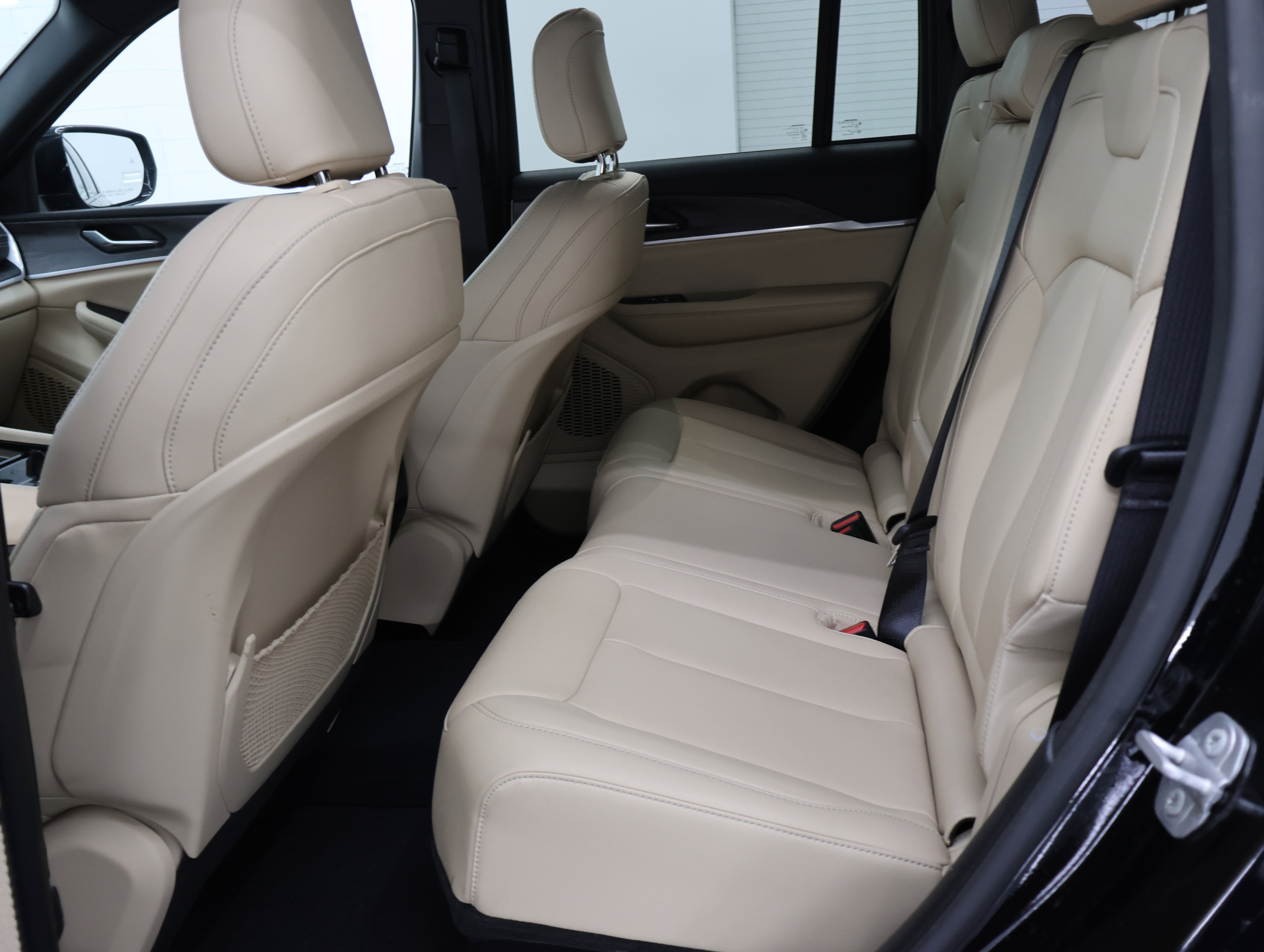 Used 2023 Jeep Grand Cherokee Limited image 9