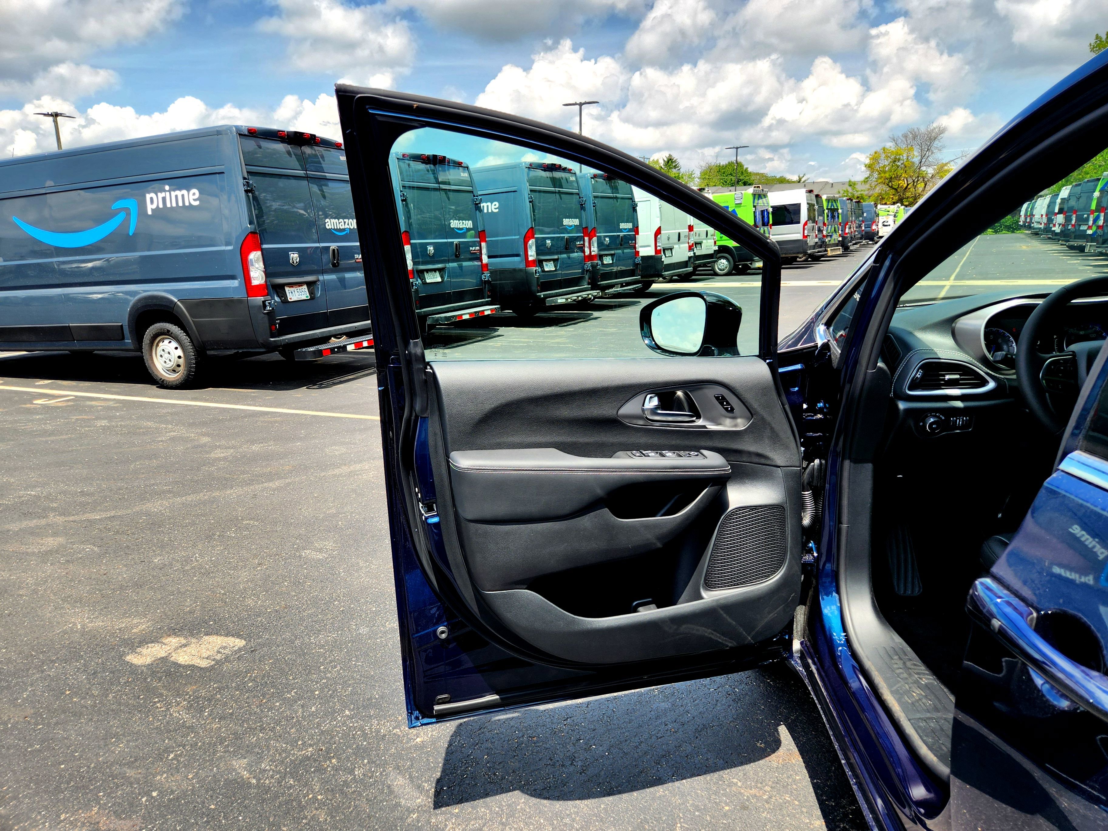 New 2025 Chrysler Pacifica Select w/ Uconnect Theater Family Group image 13