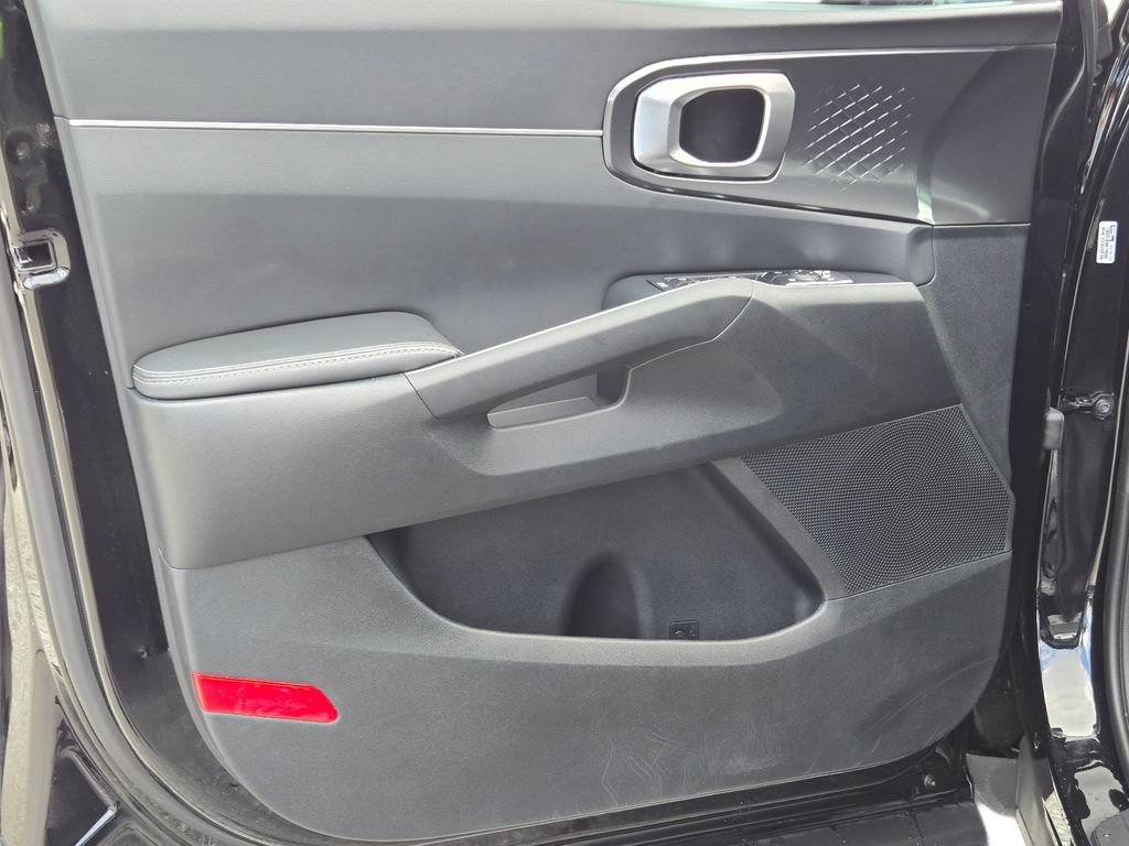 Certified 2025 Kia Sorento LX FWD image 15