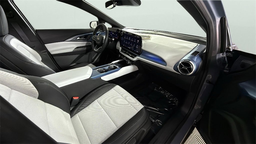 Used 2025 Chevrolet Equinox EV LT image 33