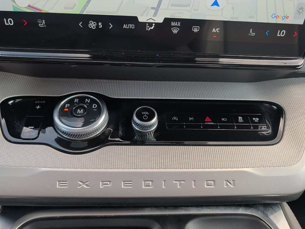Used 2025 Ford Expedition Active RWD image 17