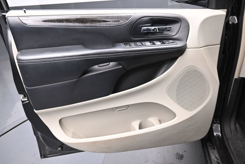 Used 2014 Chrysler Town & Country Touring FWD image 21