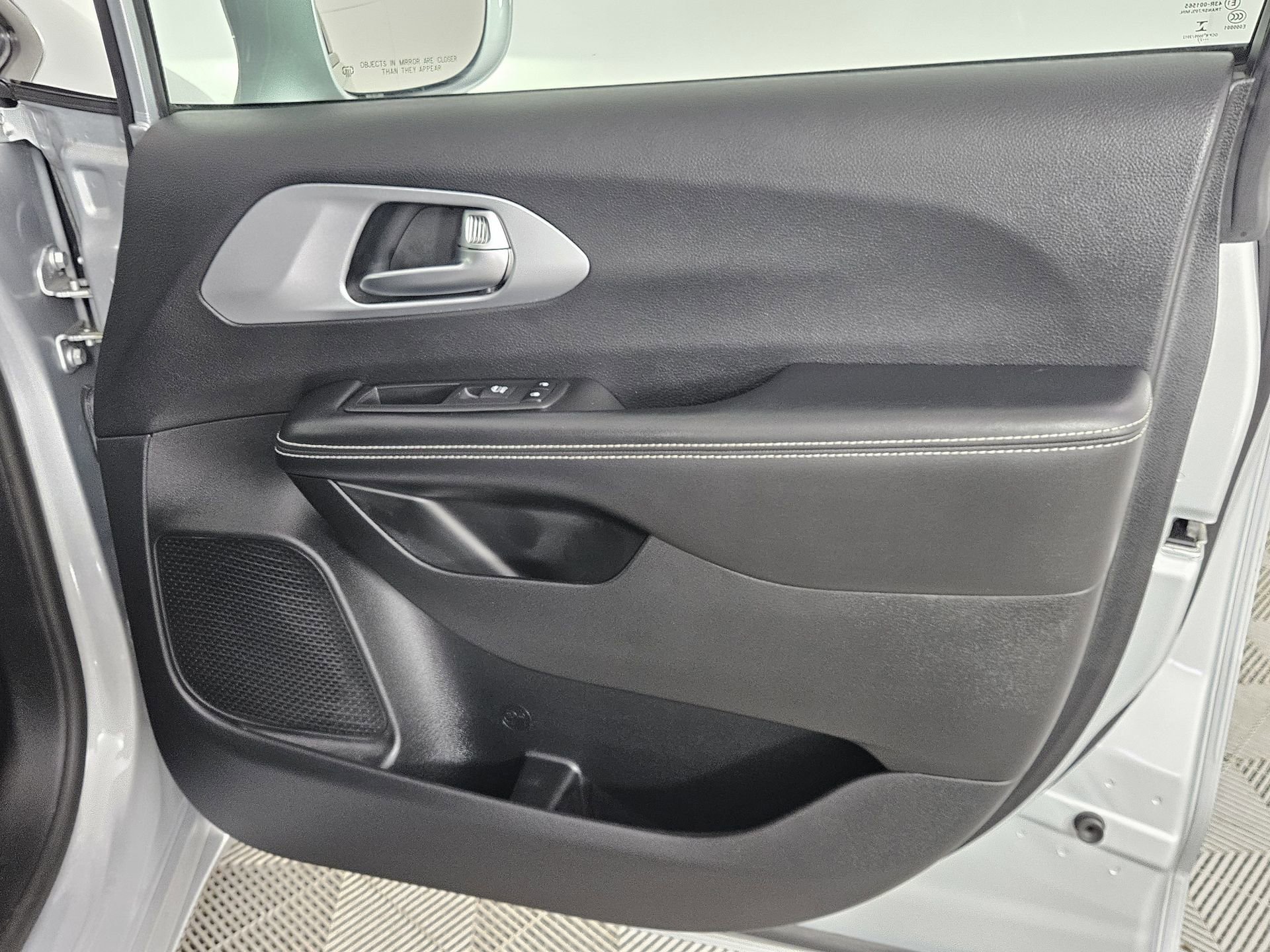 Used 2022 Chrysler Pacifica Touring-L w/ Uconnect Theater Family Group AWD/4WD image 40