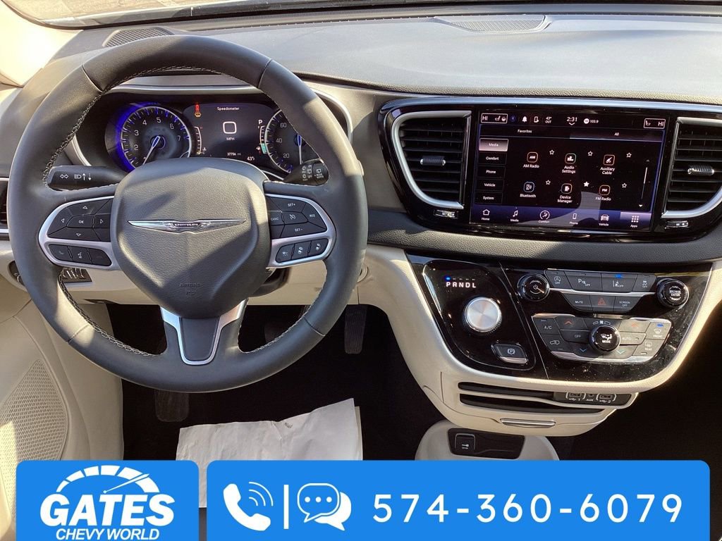 Used 2024 Chrysler Pacifica Touring-L image 17