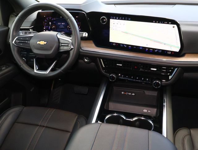Used 2025 Chevrolet Suburban High Country image 11