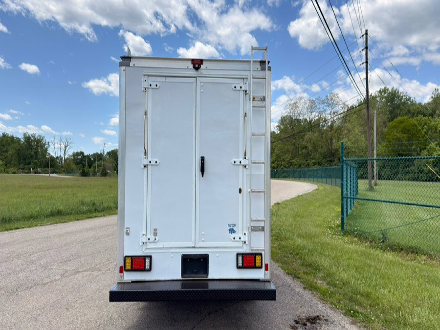 Used 2017 GMC Savana 3500 RWD image 4