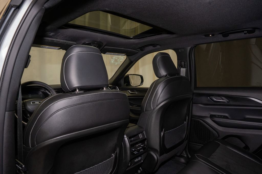 Used 2023 Jeep Grand Cherokee Altitude image 10