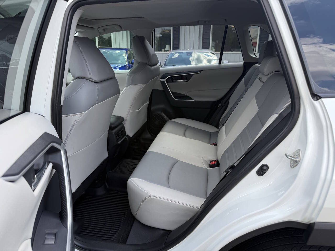 Used 2022 Toyota RAV4 XLE Premium FWD image 17