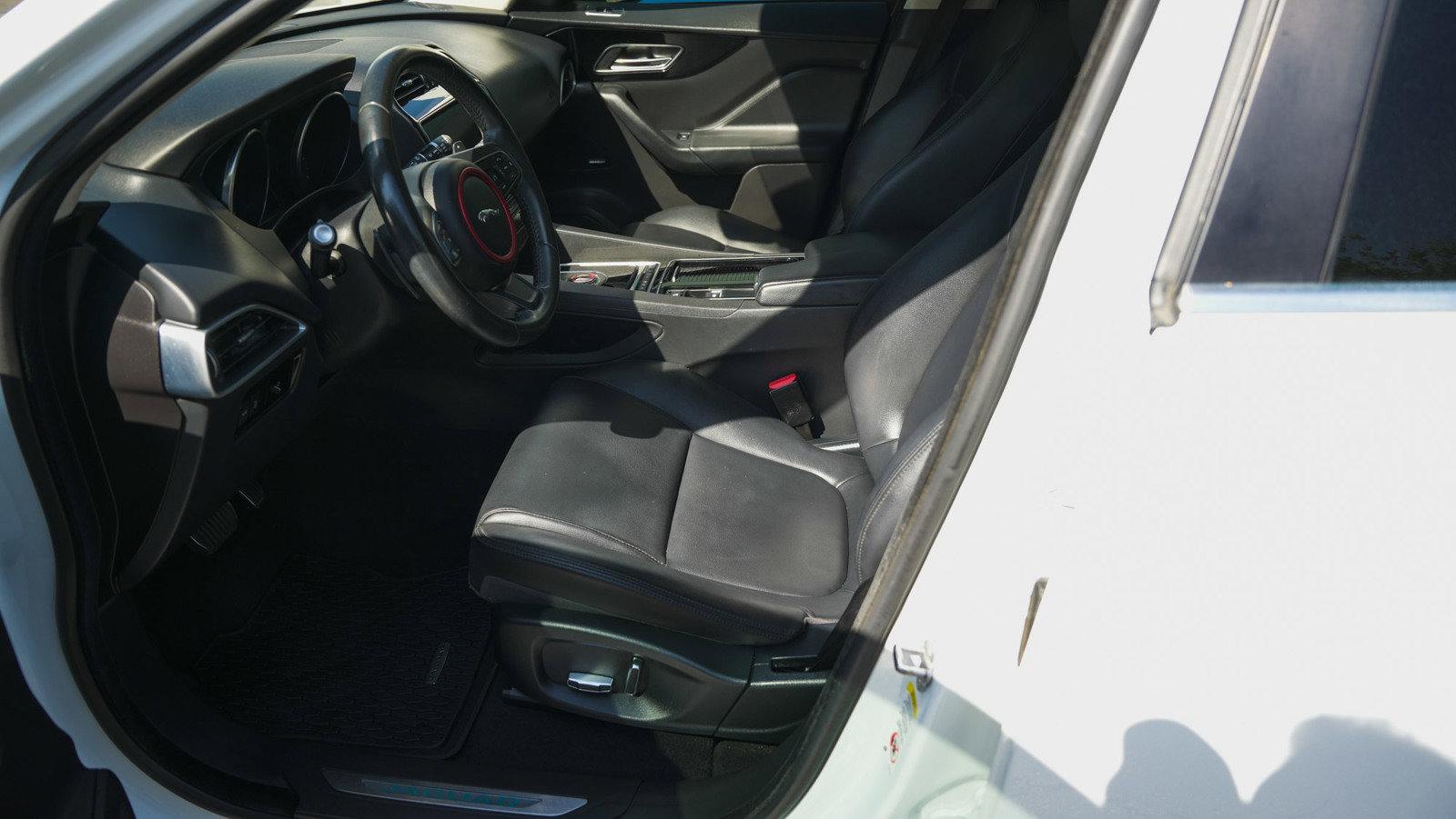Used 2019 Jaguar F-PACE Premium image 14