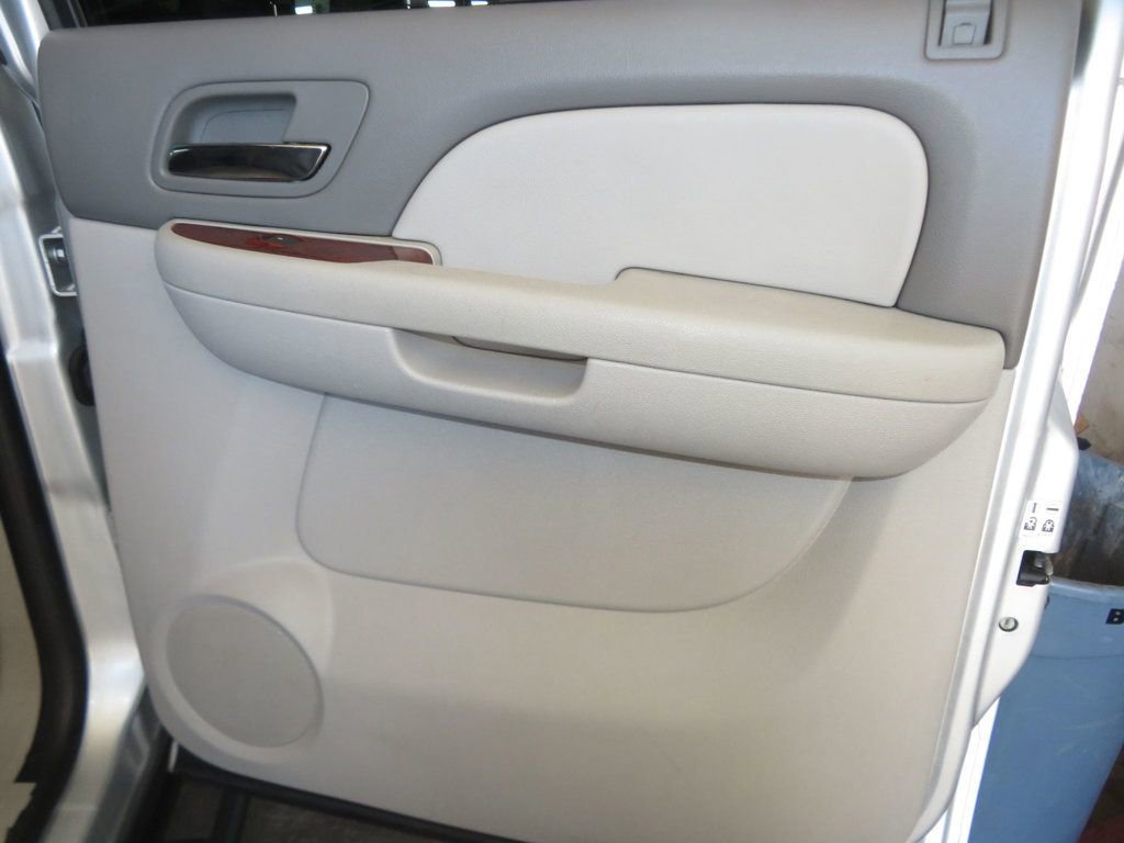 Used 2010 GMC Yukon XL SLT w/ SLT-2 Equipment Package AWD/4WD image 31