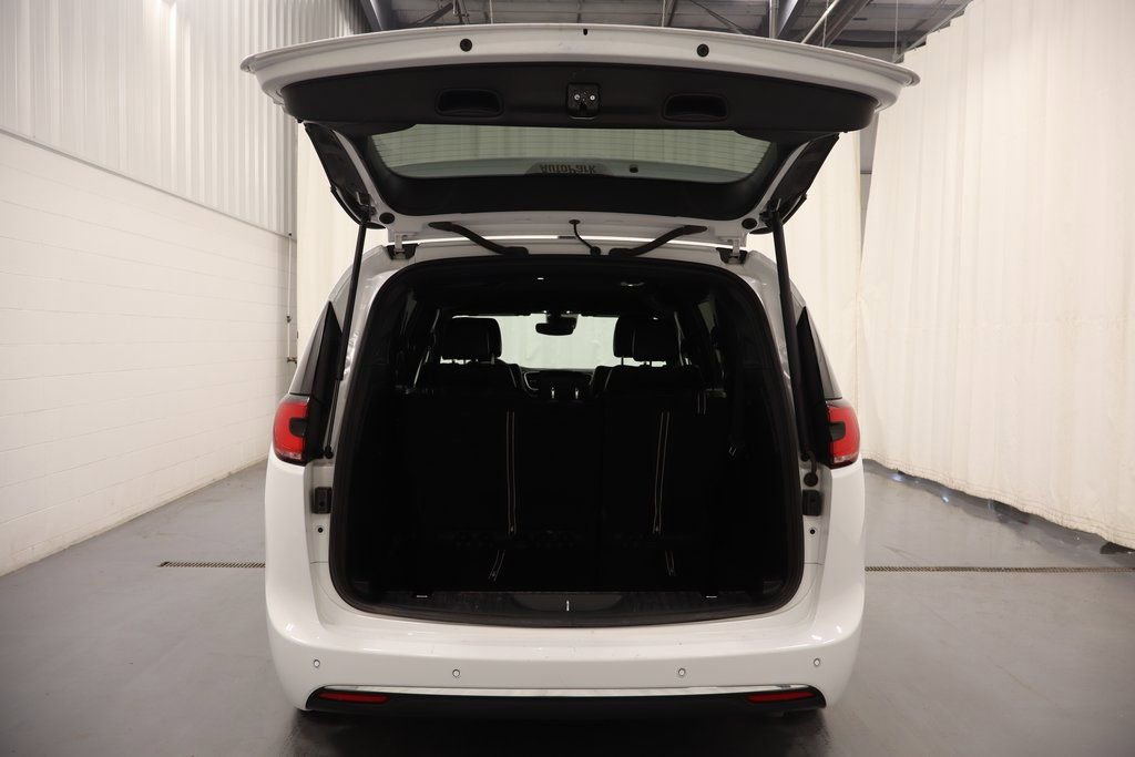 Used 2025 Chrysler Pacifica Select image 19