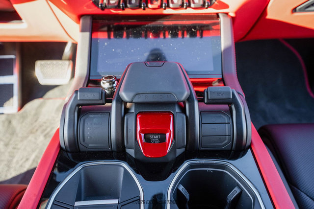 Used 2025 Lamborghini Urus SE image 30