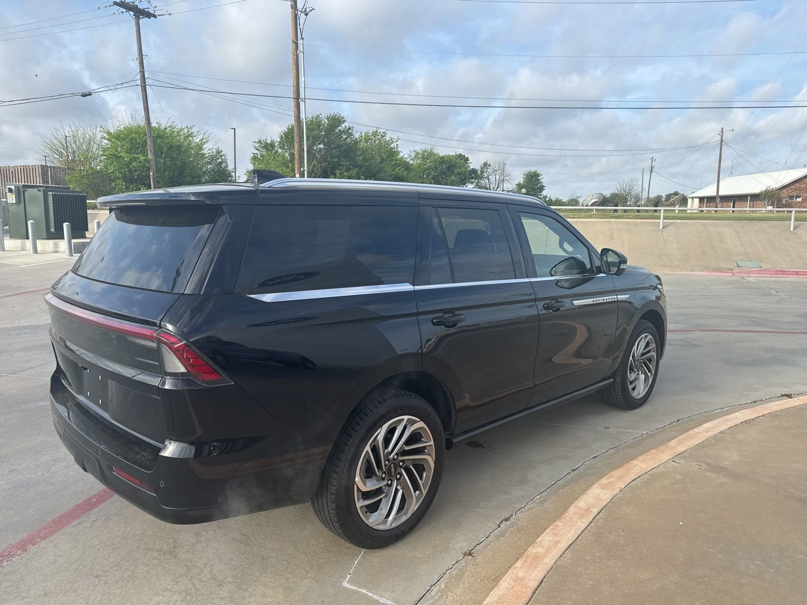 Used 2025 Lincoln Navigator Reserve image 5