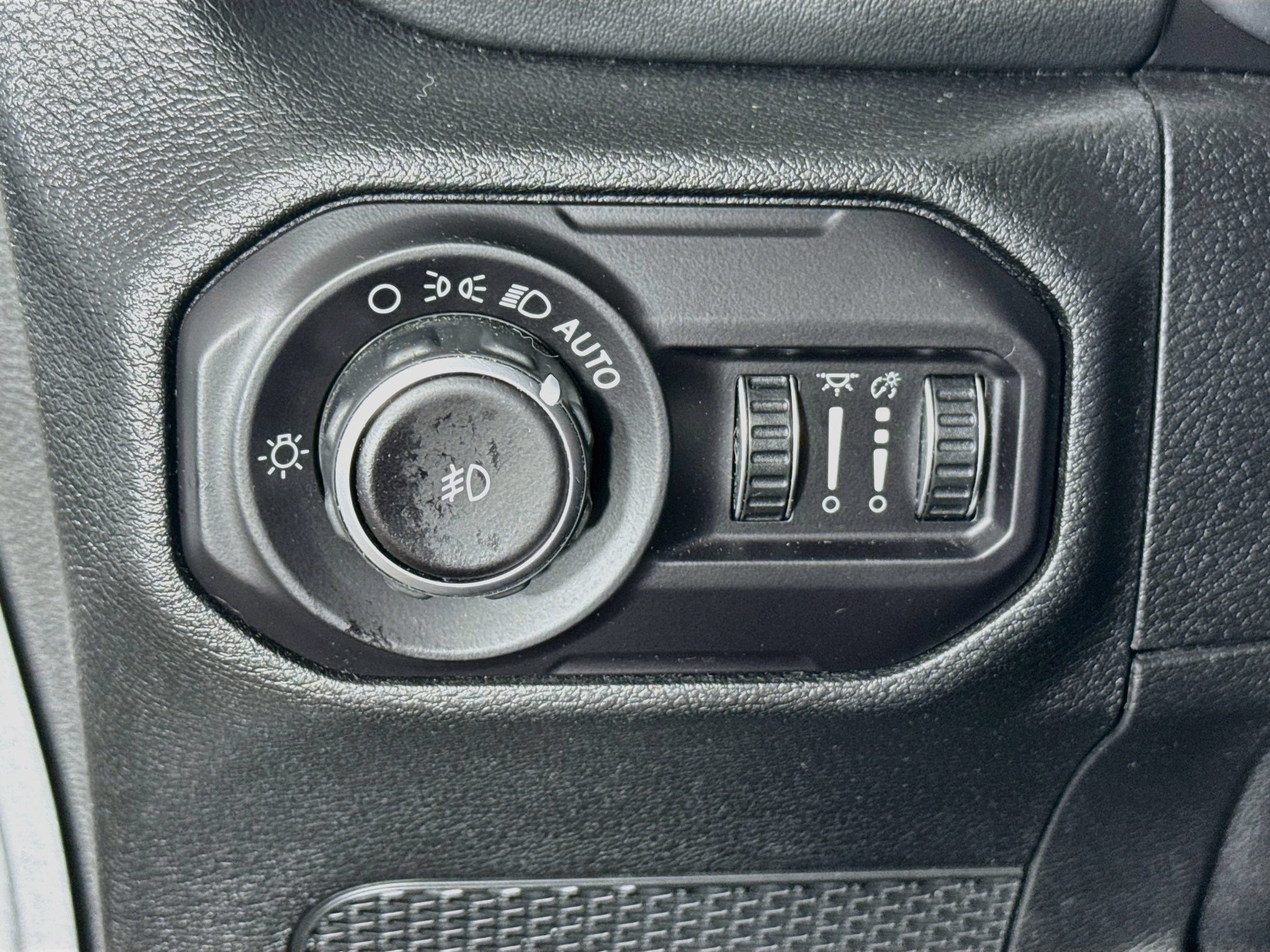 Used 2018 Jeep Wrangler Unlimited Sahara w/ Uconnect 4C Nav & Sound Group AWD/4WD image 11