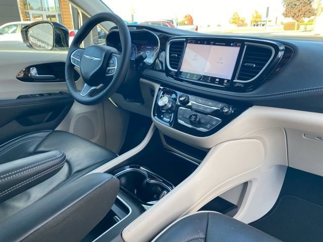 Used 2024 Chrysler Pacifica Limited image 8