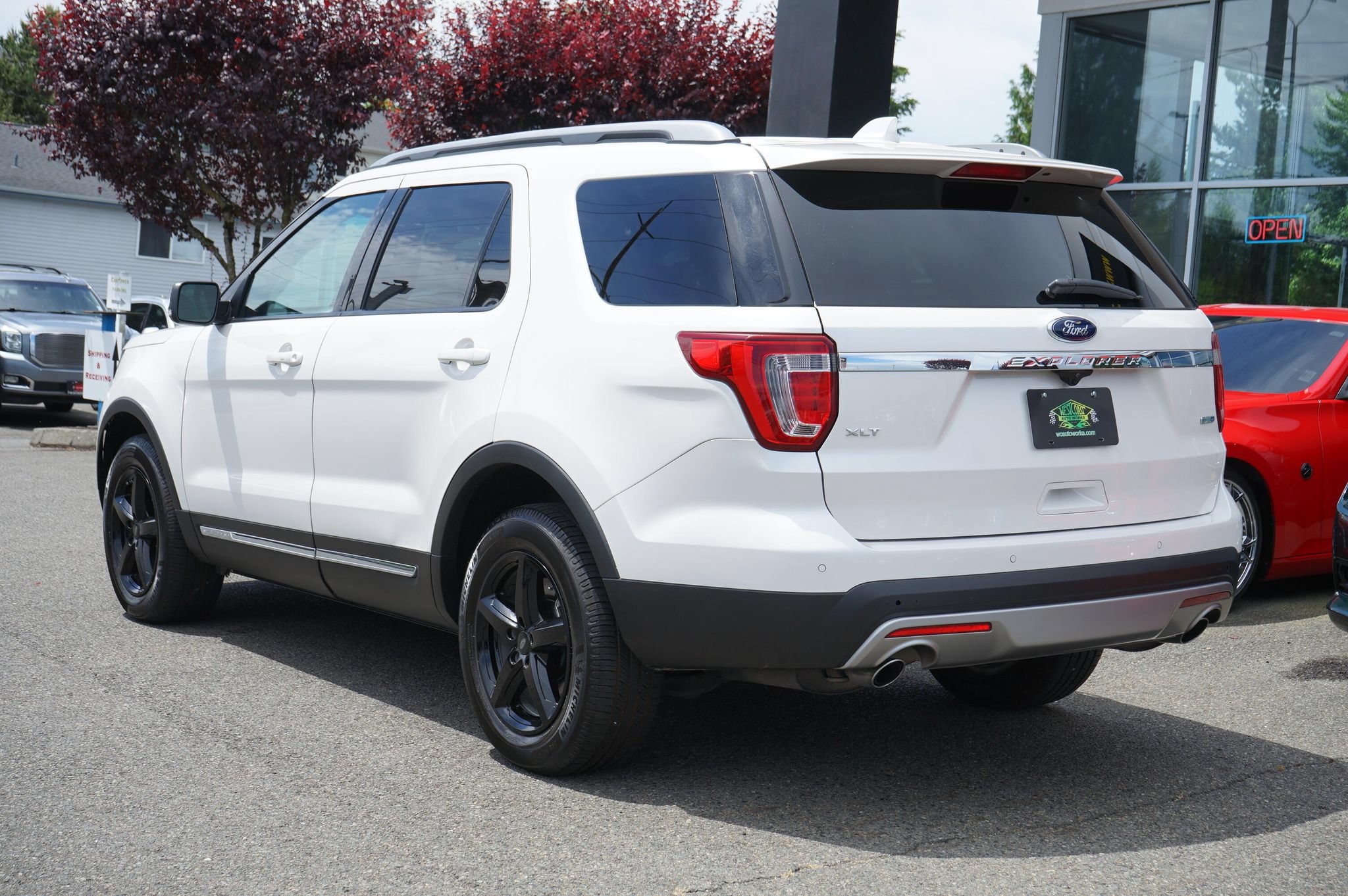 Used 2016 Ford Explorer XLT w/ Equipment Group 202A AWD/4WD image 3