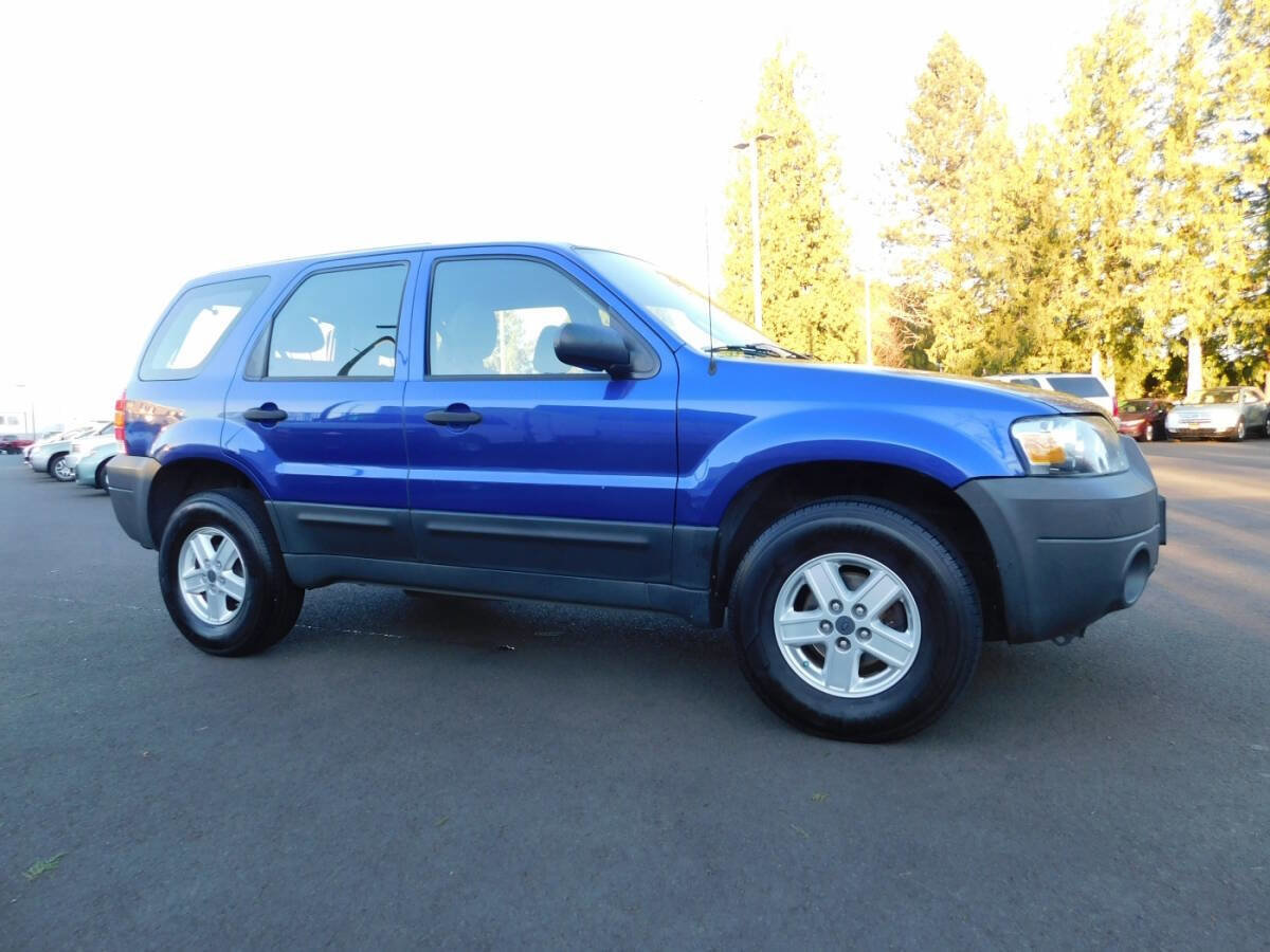 Used 2005 Ford Escape XLS FWD image 1