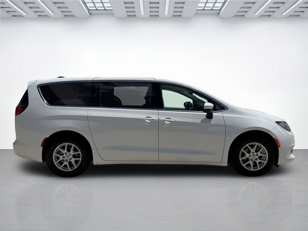 Used 2023 Chrysler Voyager LX FWD image 8