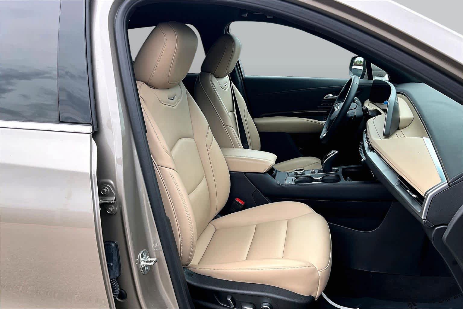 Used 2025 Cadillac XT4 Premium Luxury FWD image 9