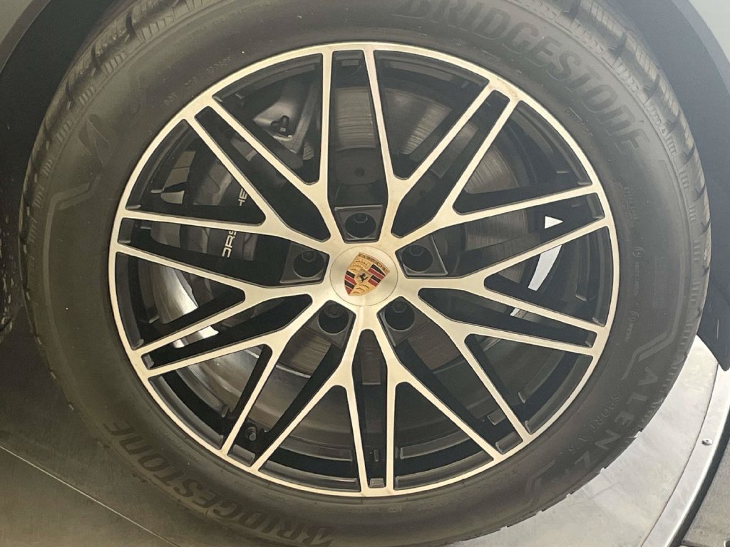 Certified 2025 Porsche Cayenne AWD/4WD image 14