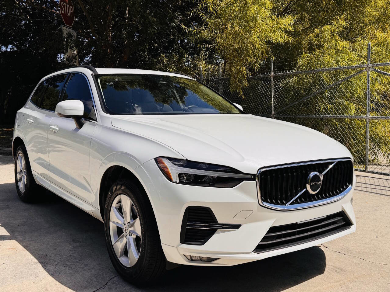 Used 2022 Volvo XC60 B5 Momentum image 3