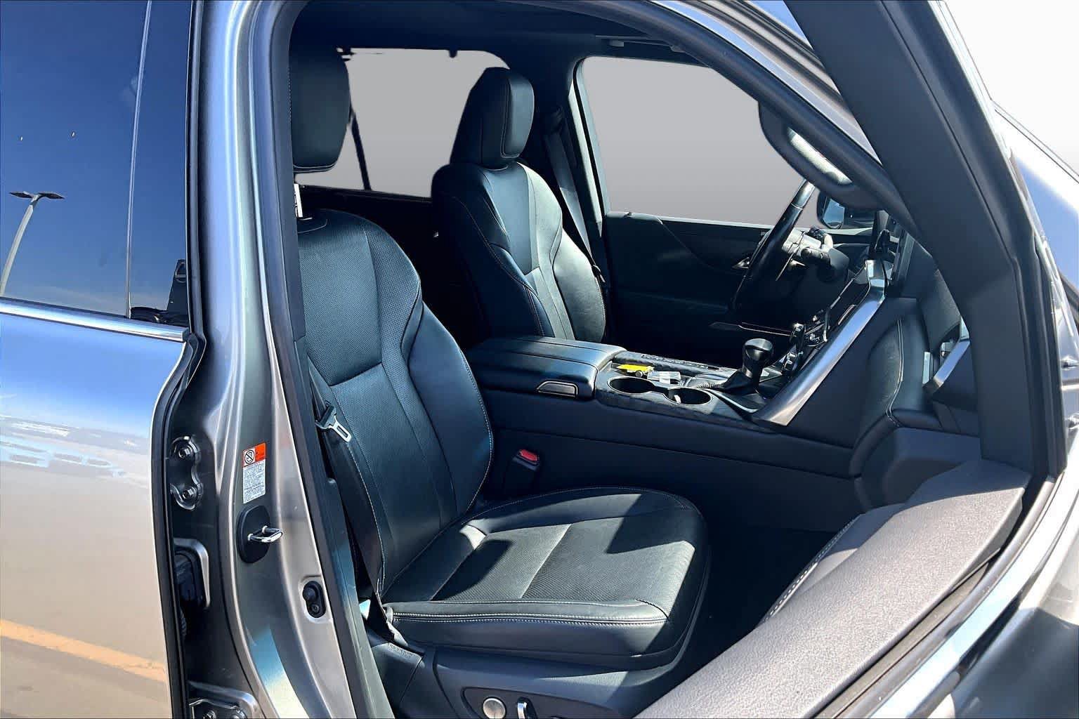 Used 2022 Lexus LX 600 4WD w/ Luxury Package image 8