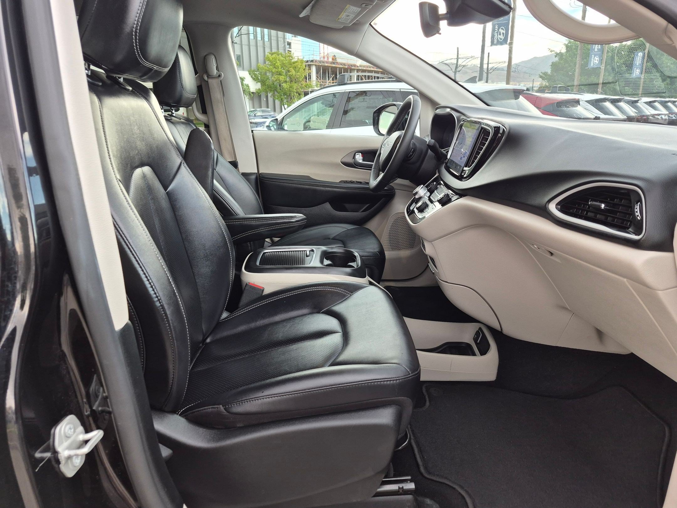 Used 2024 Chrysler Pacifica Touring-L FWD image 29