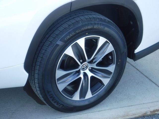 Used 2023 Toyota Highlander XLE image 4