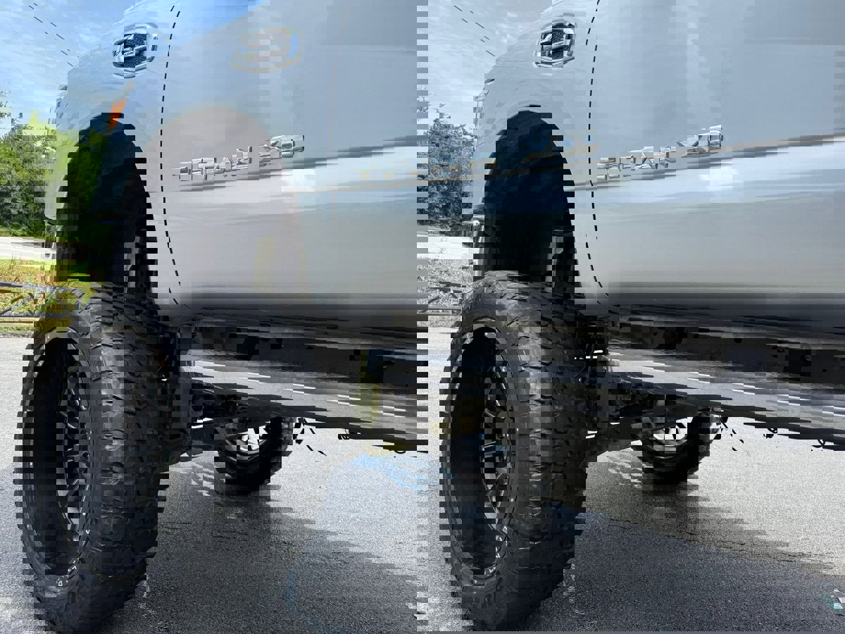 Used 2017 Nissan Titan SL image 6