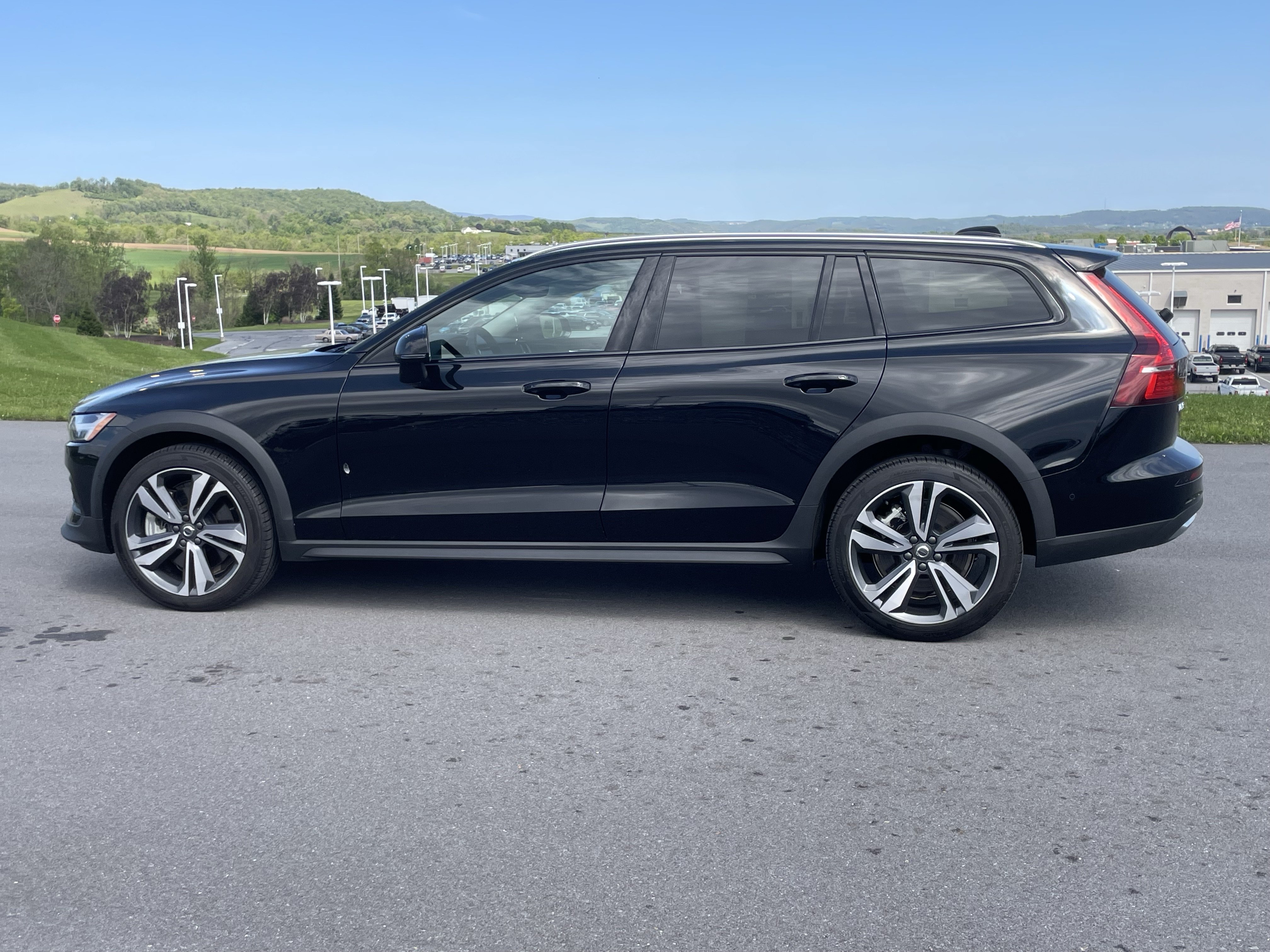 Used 2025 Volvo V60 B5 Cross Country Plus AWD/4WD image 7