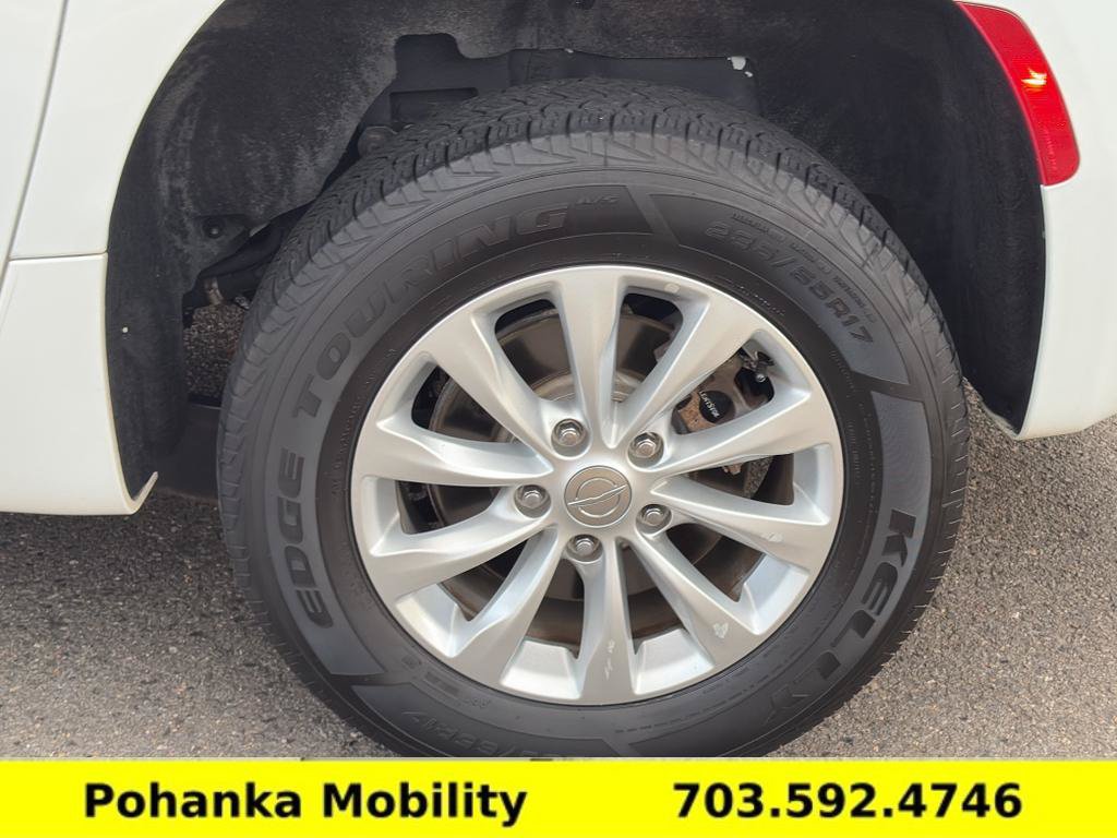 Used 2018 Chrysler Pacifica Touring-L FWD image 29