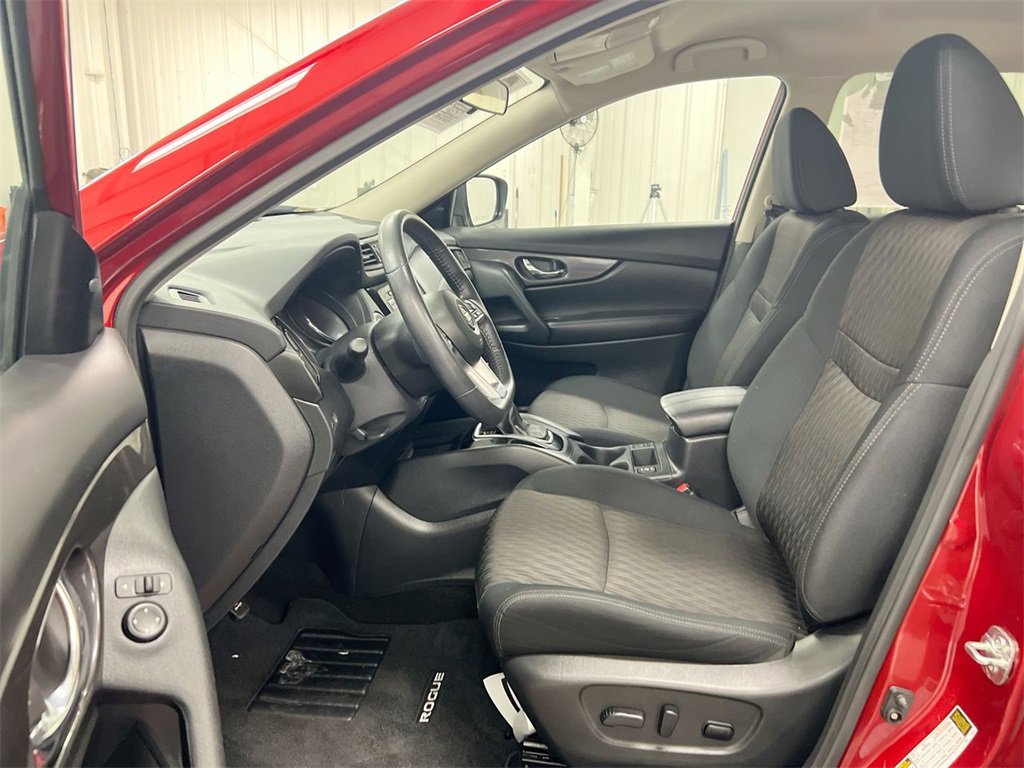 Used 2020 Nissan Rogue SV image 18
