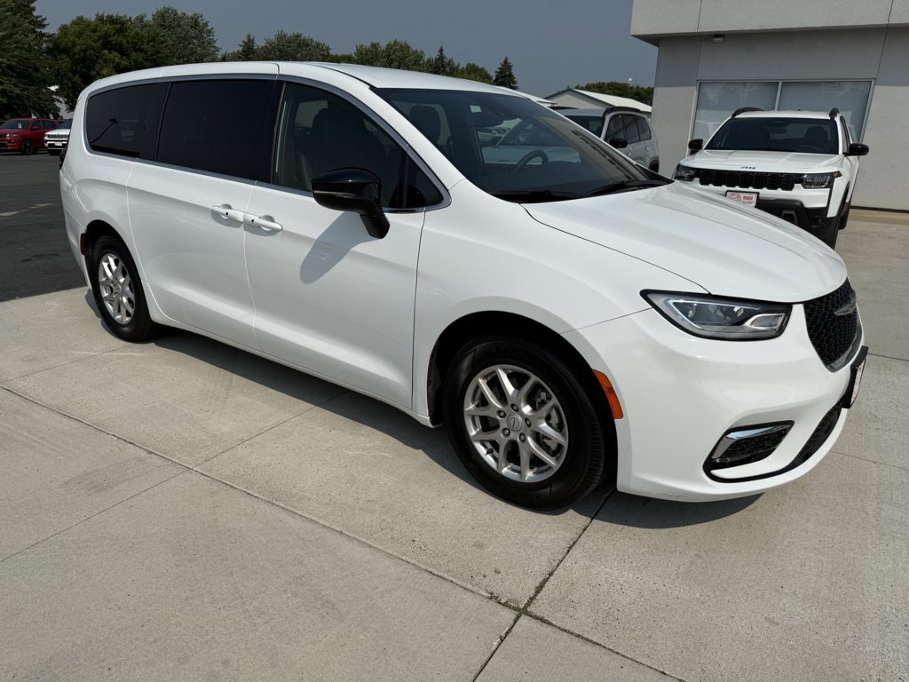 Used 2026 Chrysler Pacifica Select FWD image 1