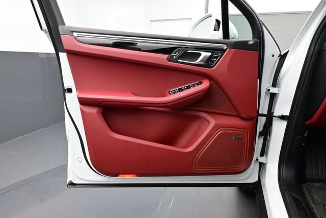 Certified 2025 Porsche Macan AWD/4WD image 7