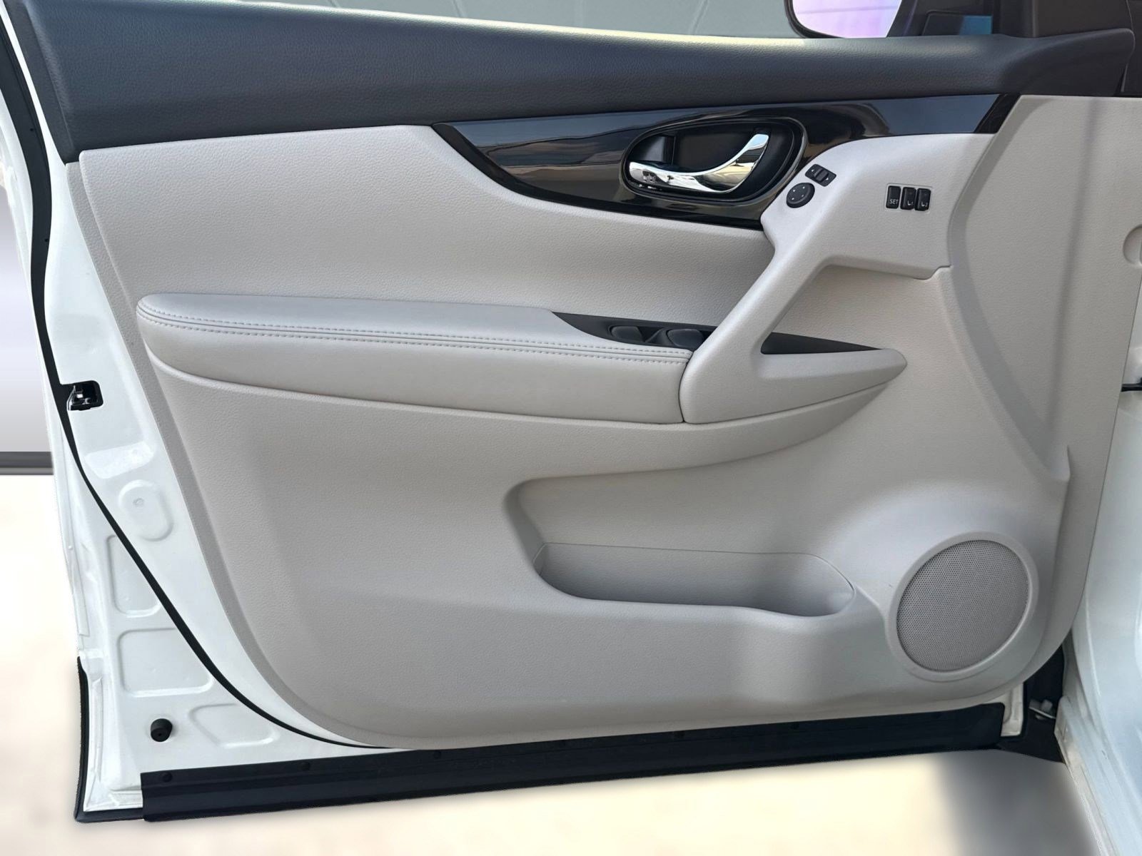 Used 2021 Nissan Rogue Sport SL w/ Premium Package image 11